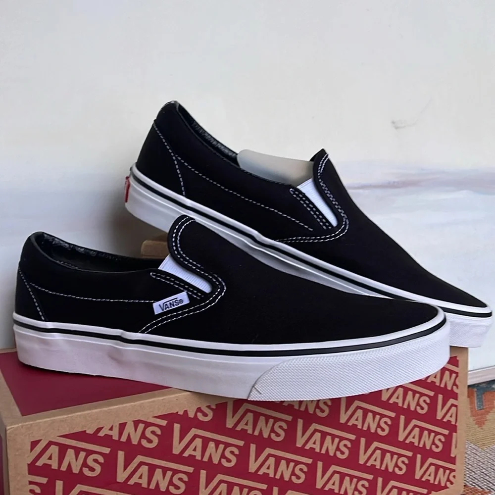 Vans Men’s Classic Slip-On Black
VN000EYEBLK
Sneakers - Picture 14 of 16